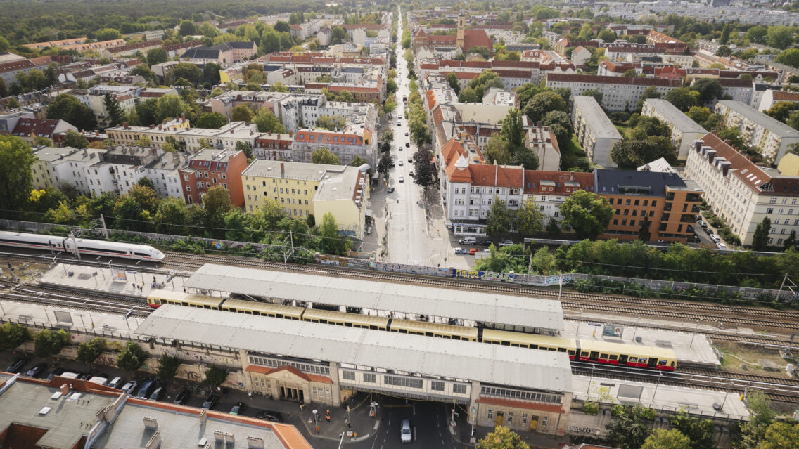 Zu sehen ist ein Ausschnitt des Fördergebiets aus der Vogelperspektive mit Straßenraum, Gebäuden, Bäumen sowie der S-Bahnstation Baumschulenweg.