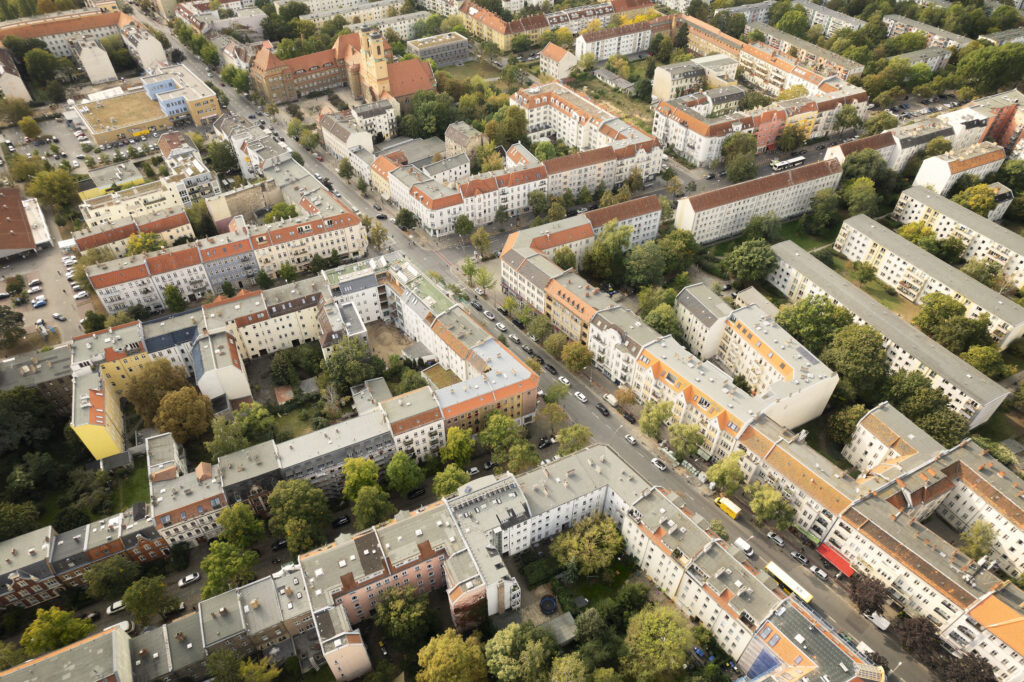 Zu sehen ist ein Ausschnitt des Fördergebiets aus der Vogelperspektive mit Straßenraum, Gebäuden und Bäumen.