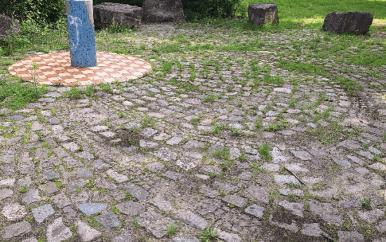 Elemente im Außenbereich der Schule vor Umsetzung der Maßnahme © SCHÖNHERR Landschaftsarchitekten 2025