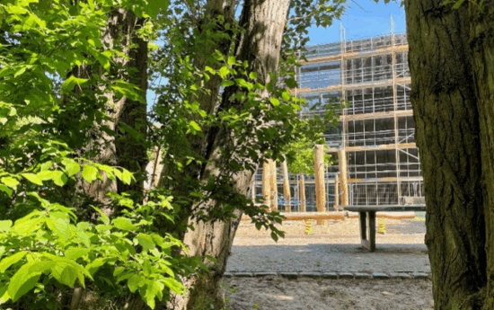 MEB und Außenanlagen während Bauphase © STERN GmbH 2025