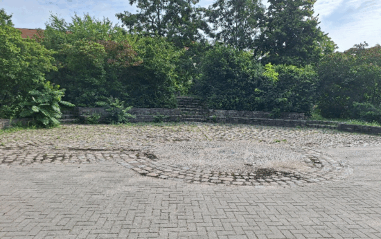 Schule am Wildgarten mit Außenbereich, welcher erneuet werden soll © SCHÖNHERR Landschaftsarchitekten 2025