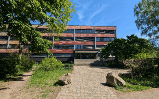 Schule am Wildgarten und Schulhof vor der Maßnahme im April 2025 © STERN GmbH